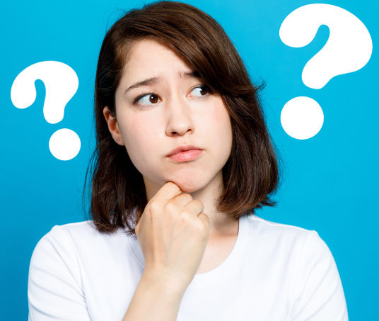 考える女性