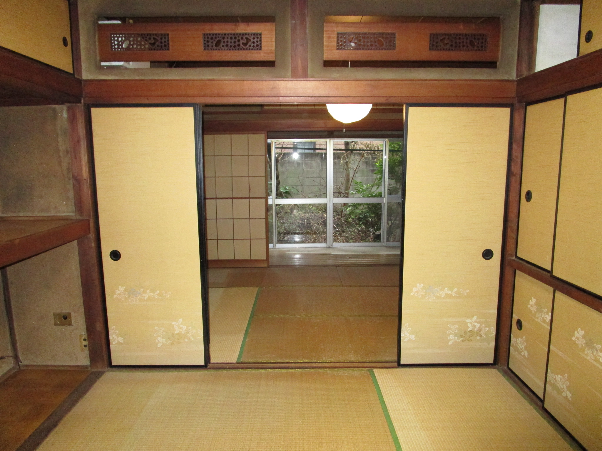 欄間と四枚襖