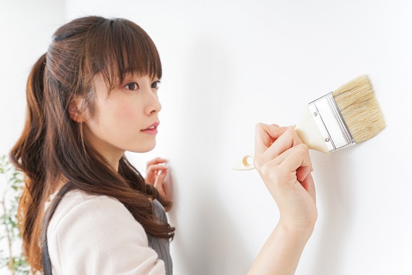 DIY・ペンキを塗る女性