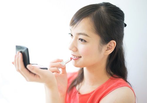 メイクする女性