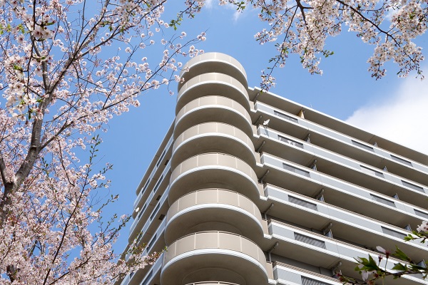 マンションと桜