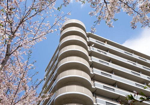 マンションと桜