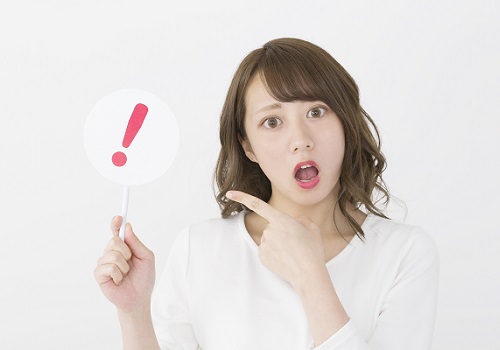 ！マークを出す女性