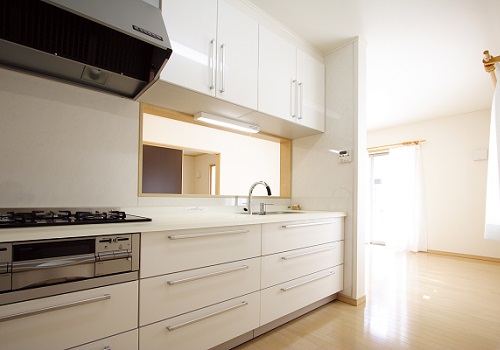 自然光が入る　対面式 キッチンとリビング　イメージ　シンプル家具なし　施工例