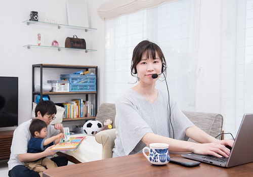 テレワークをする母親