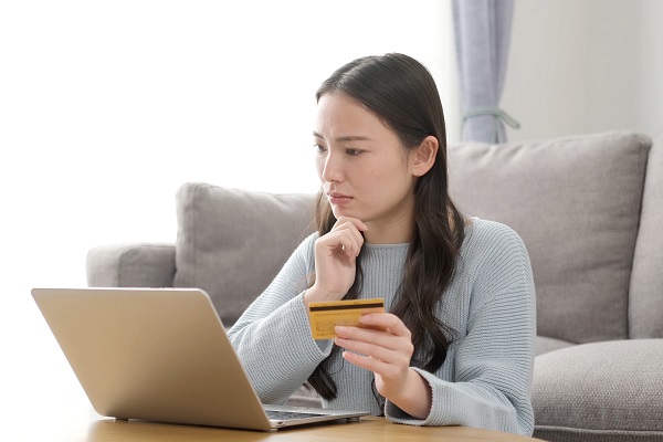 クレジットカードと女性