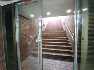 横浜天理ビル階段出口