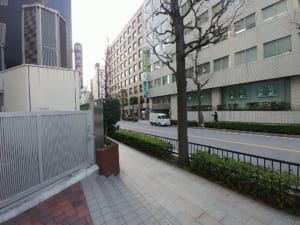 斜め前がNMF横浜西口ビル