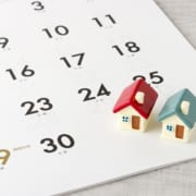 カレンダーと住宅模型