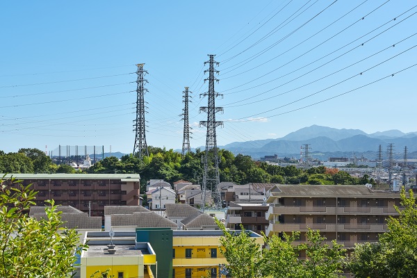 住宅街と送電線