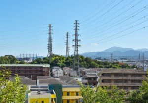 住宅街と送電線