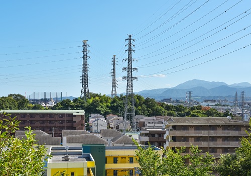 住宅街と送電線