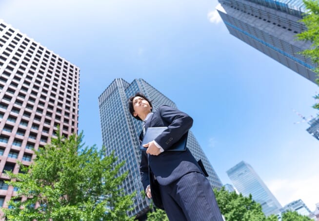 高層ビルとビジネスマン　