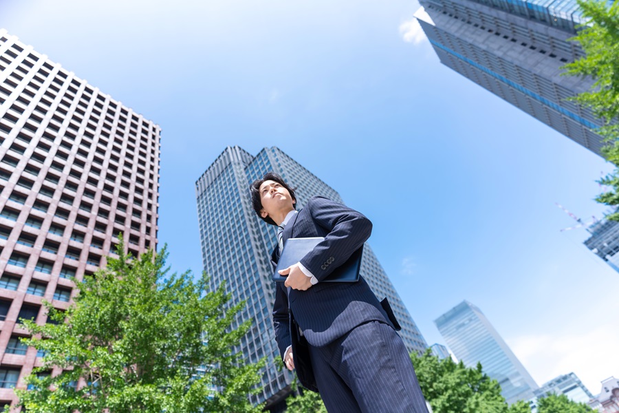 高層ビルとビジネスマン　