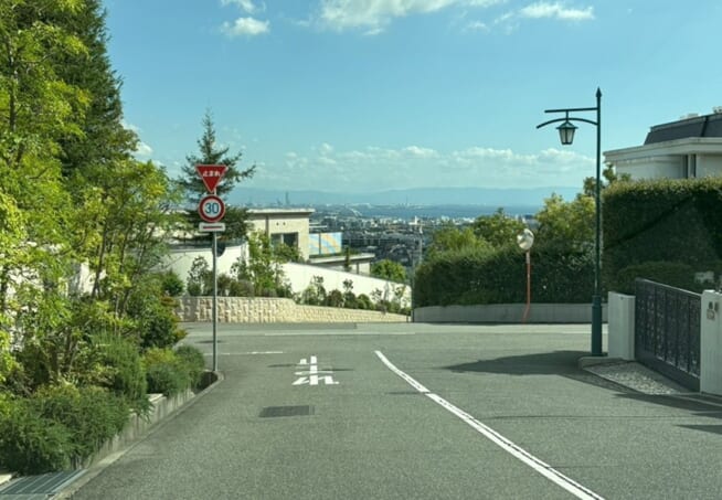六麓荘町